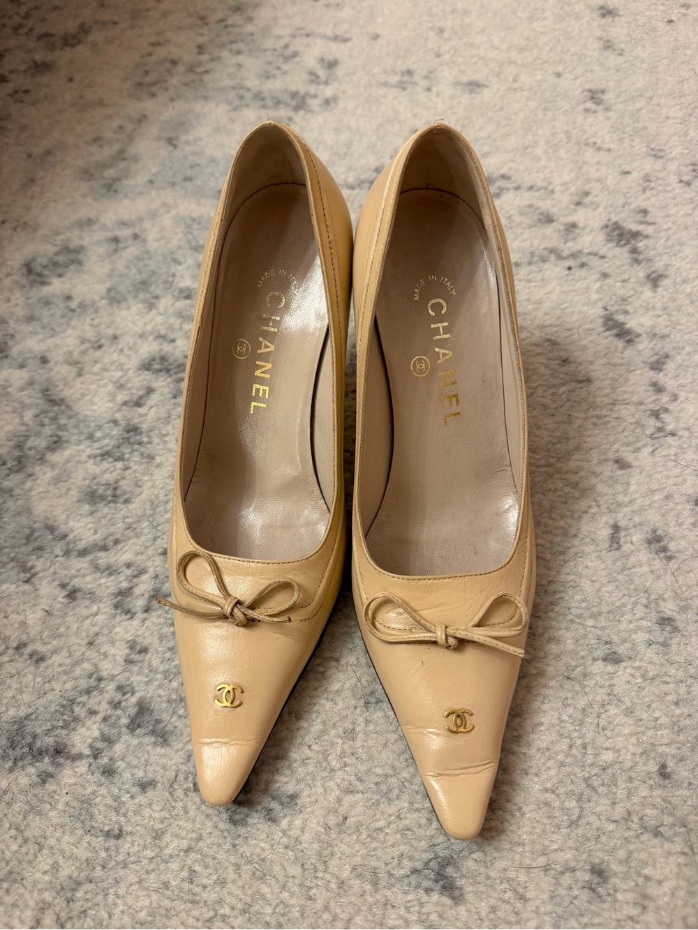 CHANEL Beige Pointed-Toe Leather Pumps with Bow and CC Charm